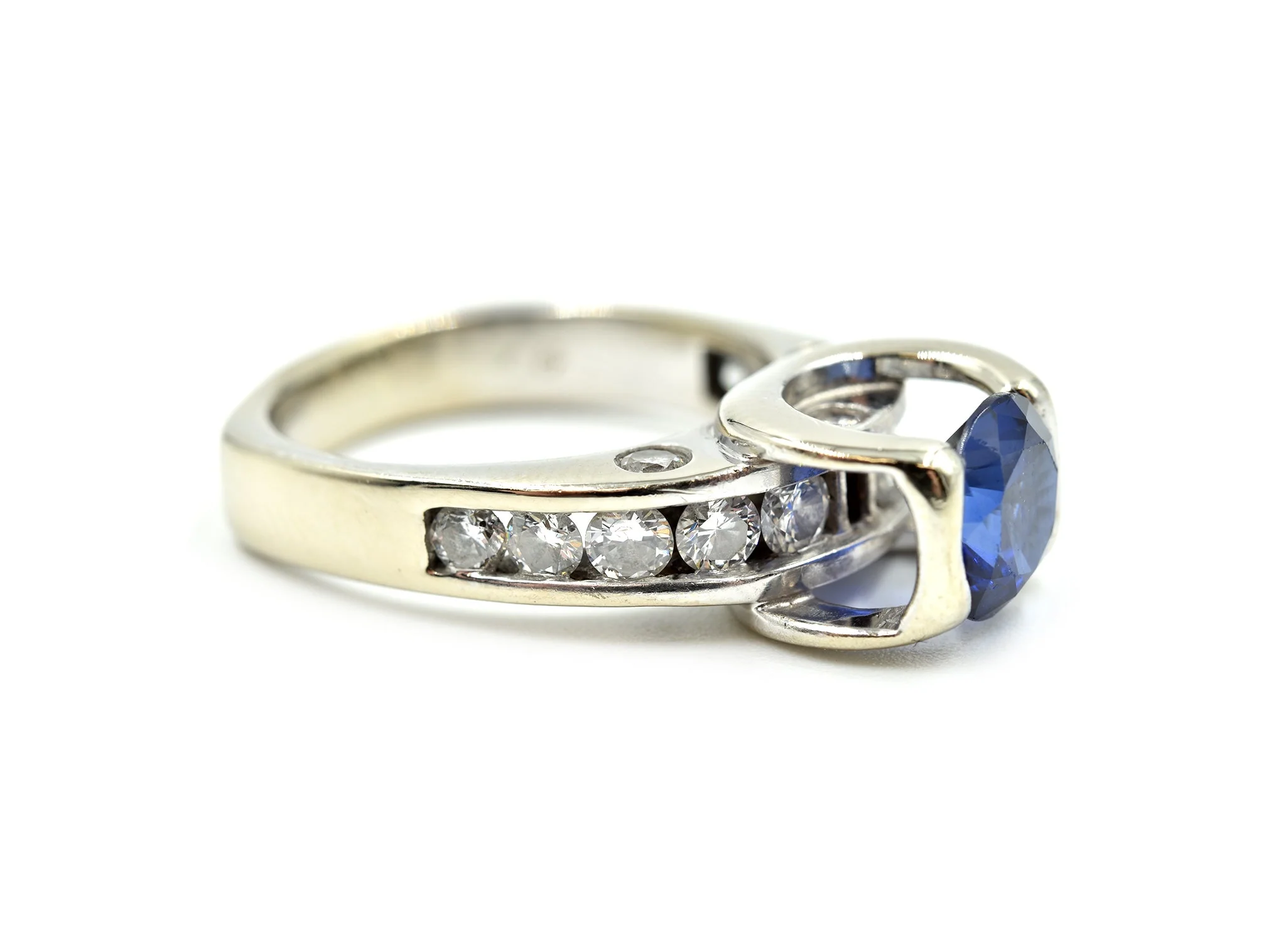 1.00 Carat Tanzanite and Diamond Ring 18k White Gold - Image 2