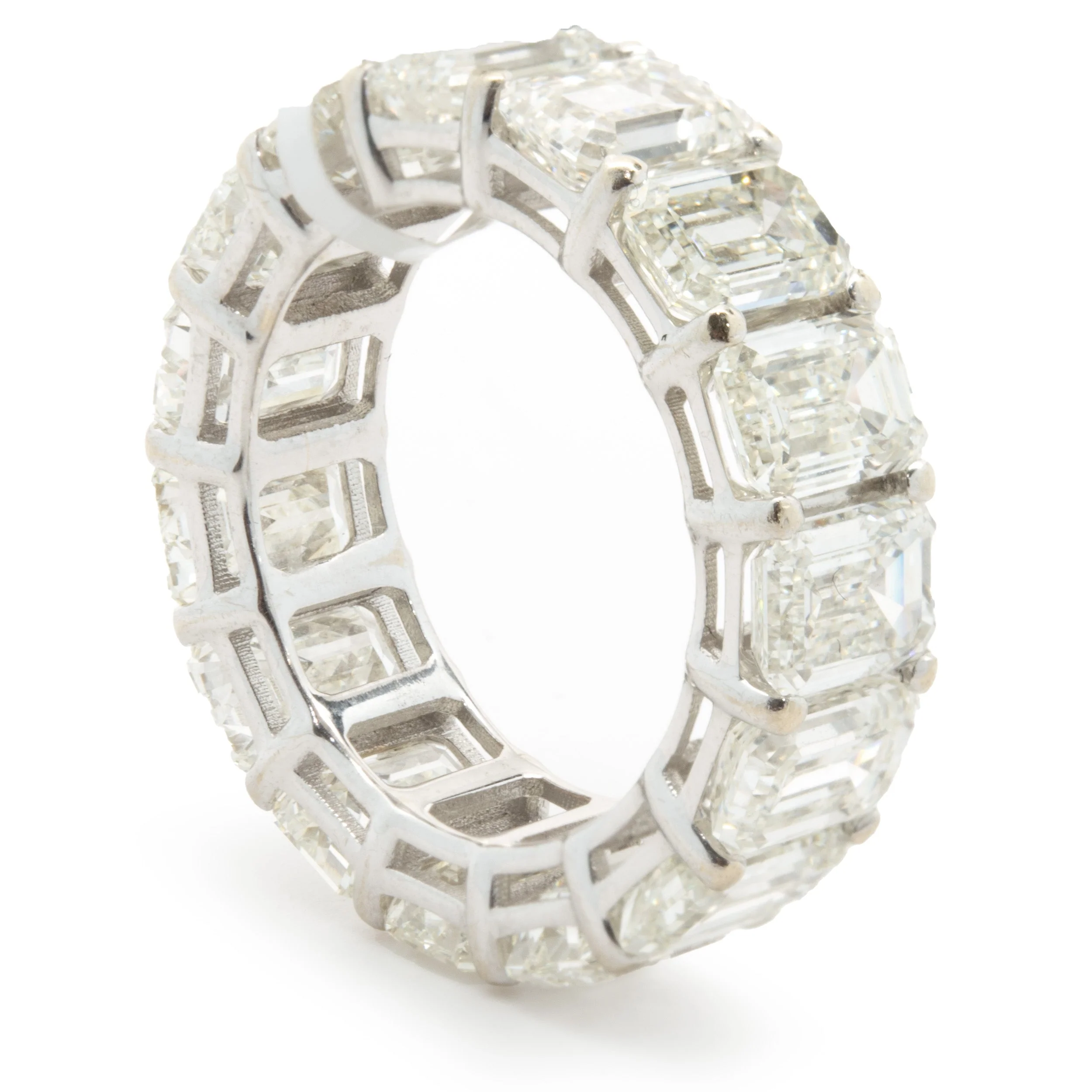 18 Karat White Gold Emerald Cut Diamond Eternity Band - Image 4