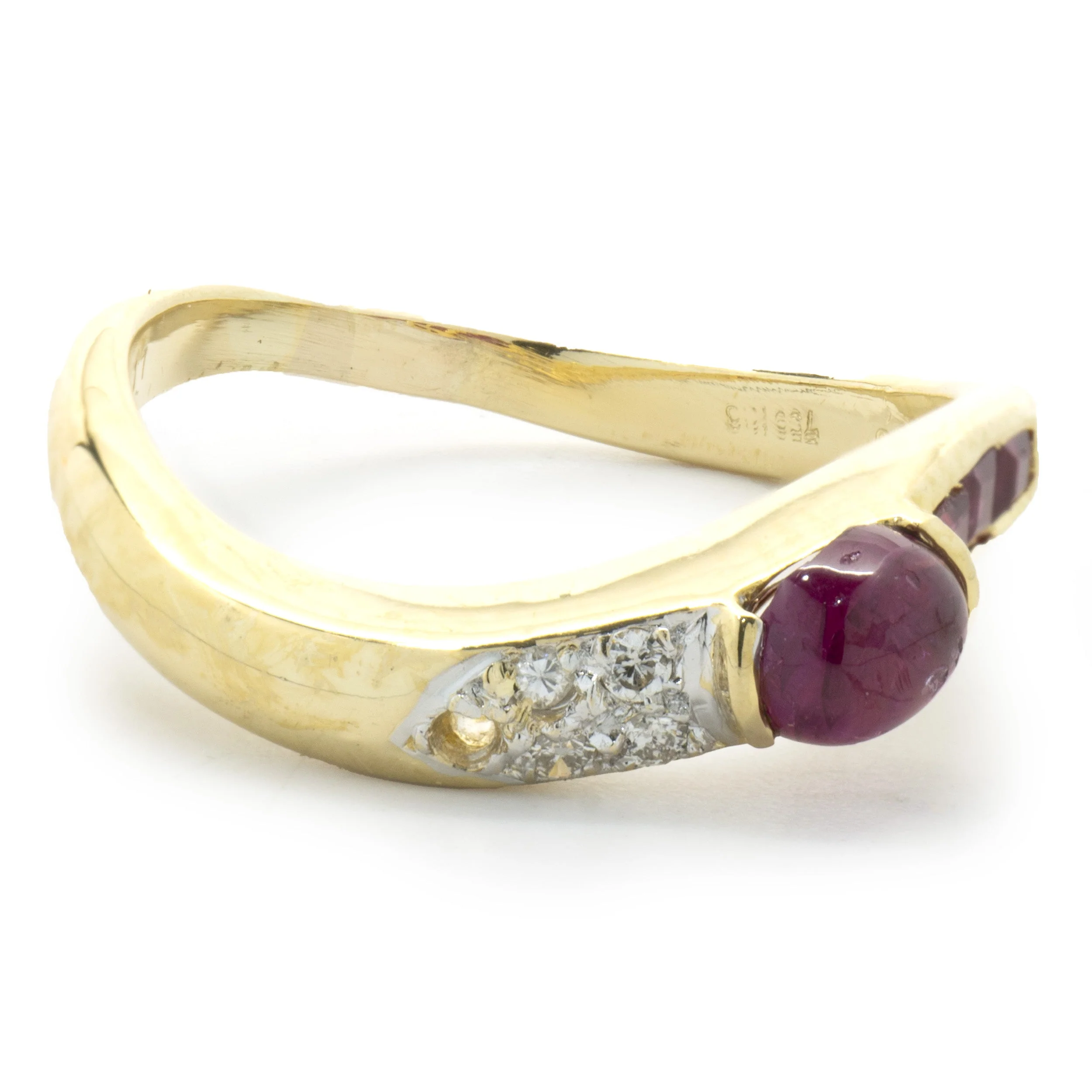 18 Karat Yellow Gold Cabochon Ruby and Diamond Ring - Image 3