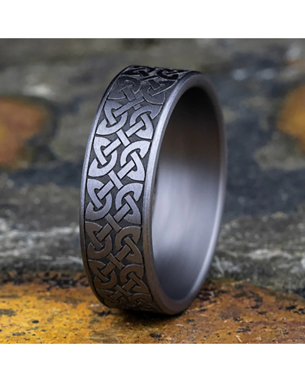 Gentlemen's Quaternary Knot Straight Edge Comfort Fit Band in Grey Tantalum - Image 3